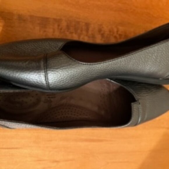 Leather Grey-Green Shimmer Ballet Flats NWOT - Picture 3 of 8